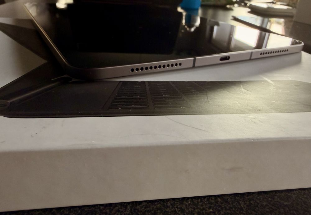 Apple Ipad Air 4 64GB 11” Wifi + cellular, magic keyboard stan idealny