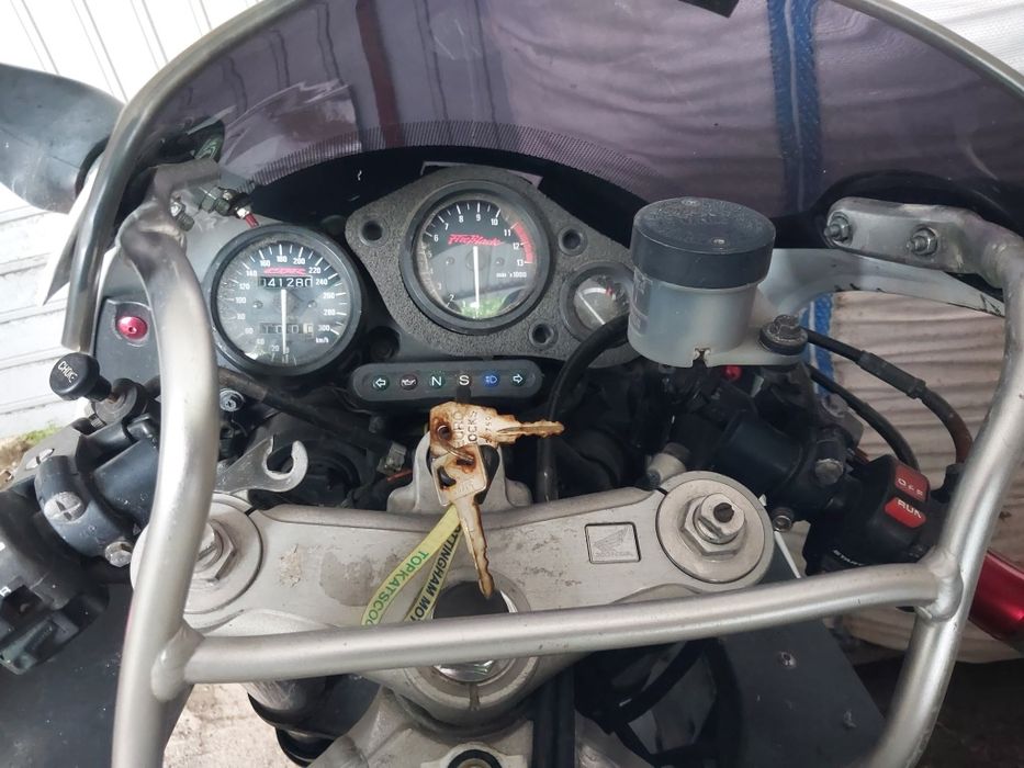 Honda cbr 900 rr koło zbiornik gaźnik osłona rama licznik lampa linka