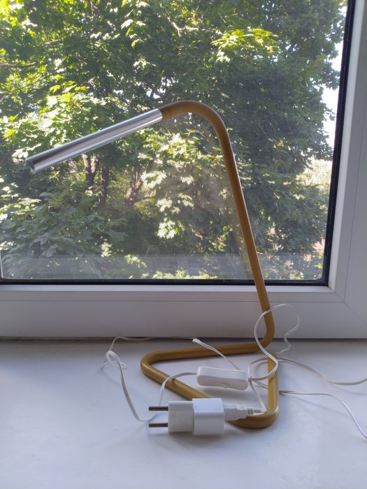 Лампа настільна led з usb портом