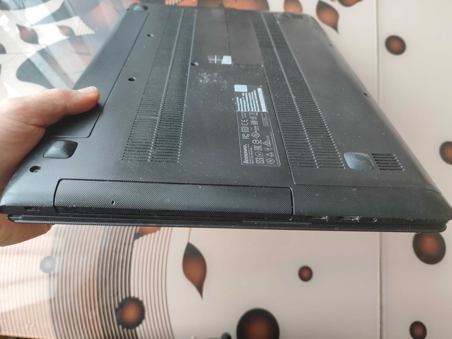 Ноутбук Lenovo 300 4ядра, гарний стан довго тримає батарея