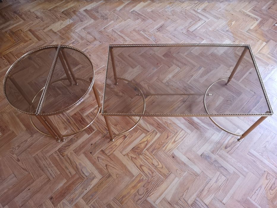 Mesa de vidro e metal