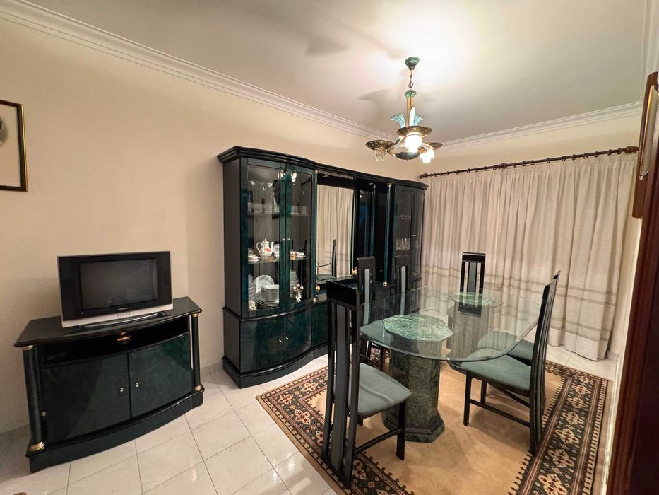 Conjunto Sala de Jantar Completo | Mesa Pedra e Vidro + 6 Cadeiras + Cristaleira + Móvel TV + Candeeiro