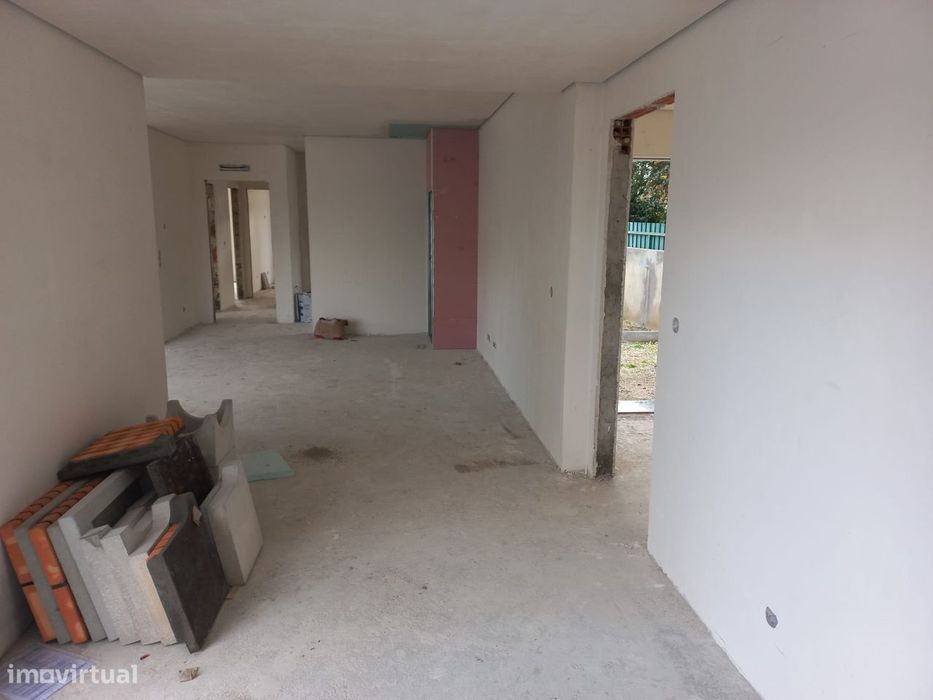 Moradia T3 em final de construção, com piscina, em Fernão Ferro