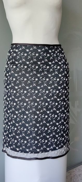 Koronkowa spódnica czarna w biały haft 36