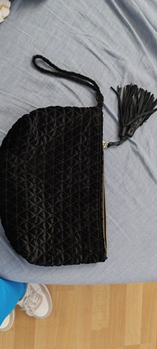 Bolsa de veludo preta forrada, tamanho médio. Com relevo