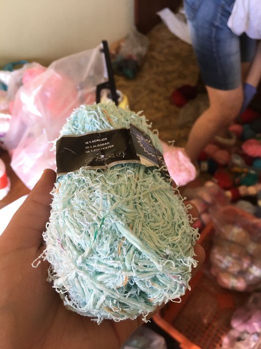 Novelos “Miragem” azul rendado com nuances de rosa e laranja