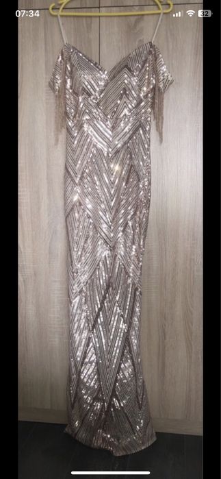 Błyszcząca cekinowa suknia