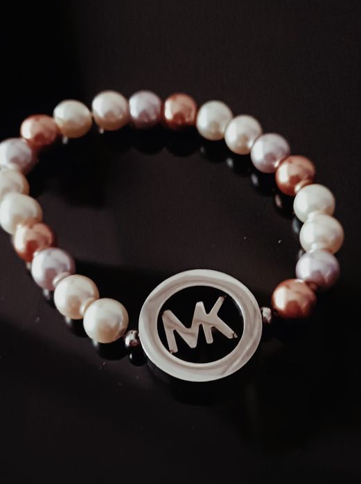 Três pulseiras bijuteria fina