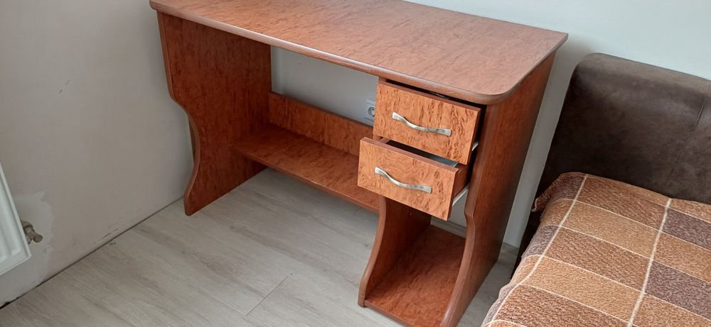 Комп'ютерний стіл