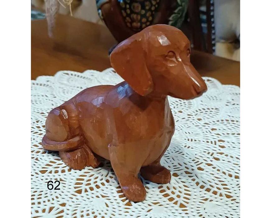 Drewniana figurka psa