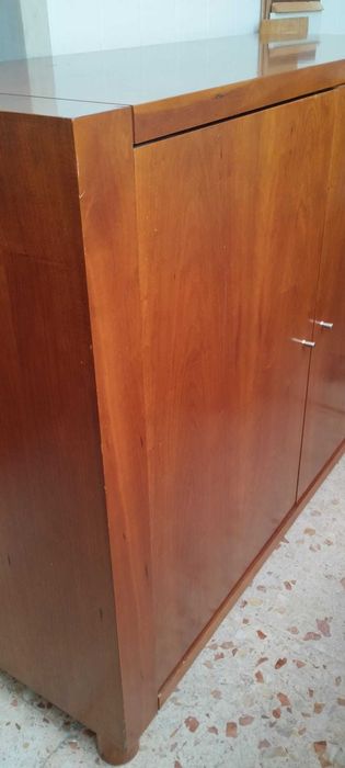 Cómoda de madeira, 106x40, com 3 prateleiras interiores