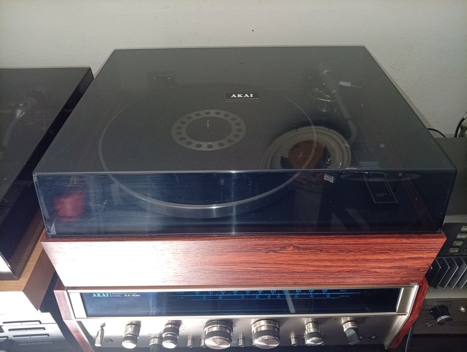 Gira Discos Akai