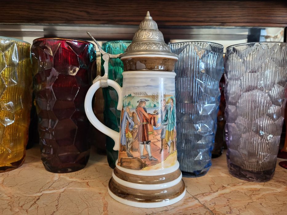 Duży porcelanowy sygnowany kufel z cynową klapką