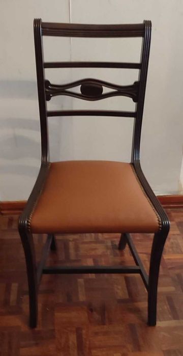 Mobilia de quarto casal em madeira com estrado