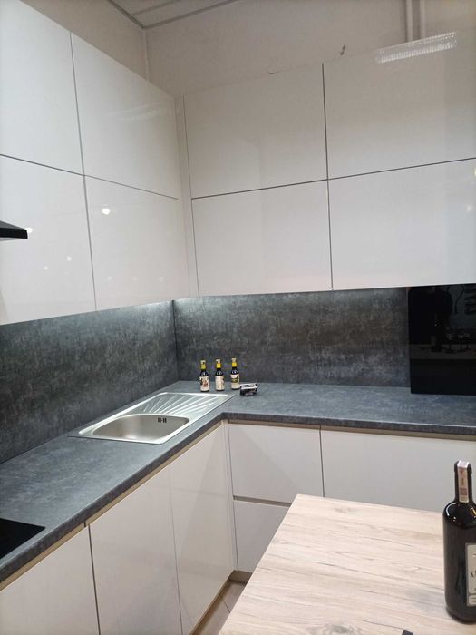 Duża Kuchnia Blum+lakier, Egger blaty+ oświetlenie , okap Teka 90..