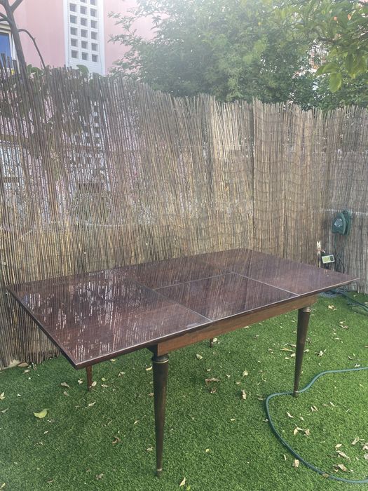 Mesa extensiva de madeira