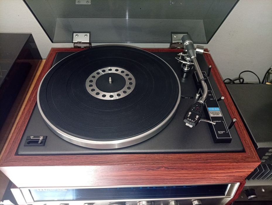 Gira Discos Akai
