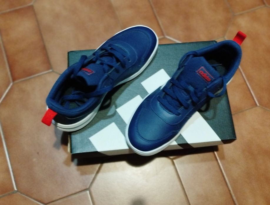 Tênis da adidas azuis