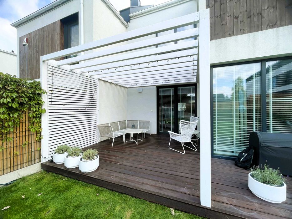 Nowoczesna pergola, zadaszenie z poliwęglanu, drewno BSH, altana