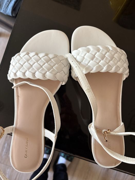 Biale sandałki nowe