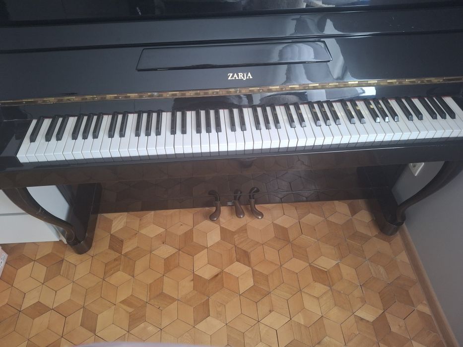 Pianino Zarja z pełną metalową płytą  (żeliwną)