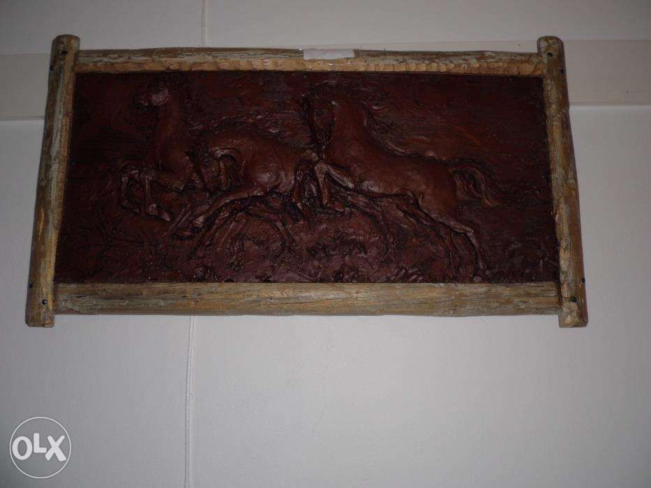 vedo quadro rustico em alto relevo os cavalos