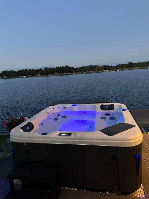 Domek nad jeziorem z własną plażą + jacuzzi