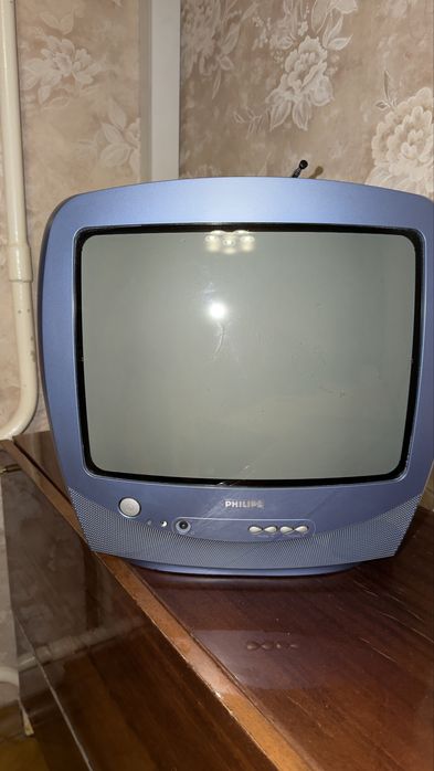 Меблі шкаи, софа, телевізор