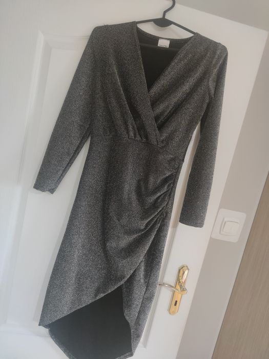 Szara, błyszcząca sukienka