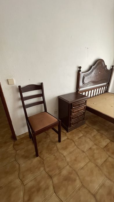 Cama de casal + mesa de cabeceira + cadeira