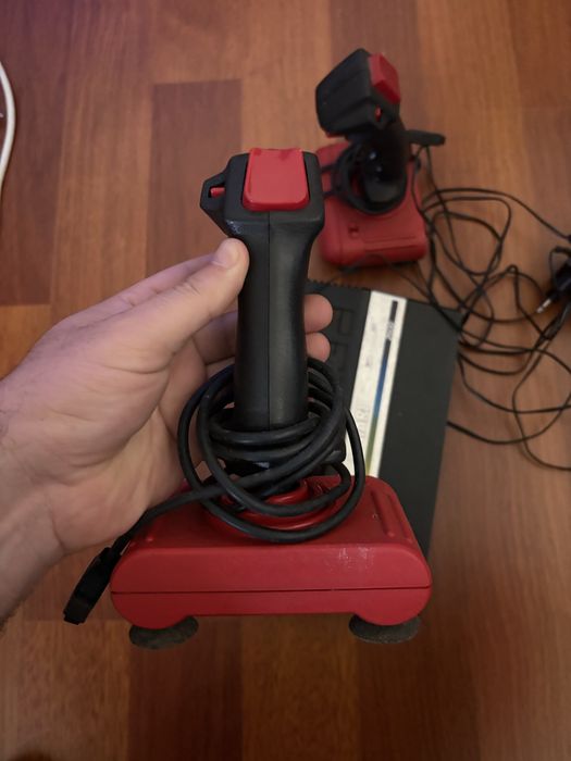 Consola Atari + 1 Jogo + 2 Joysticks