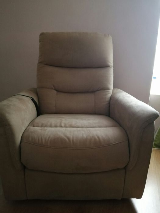 Poltrona sofá elétrica de descanso Lourini como nova