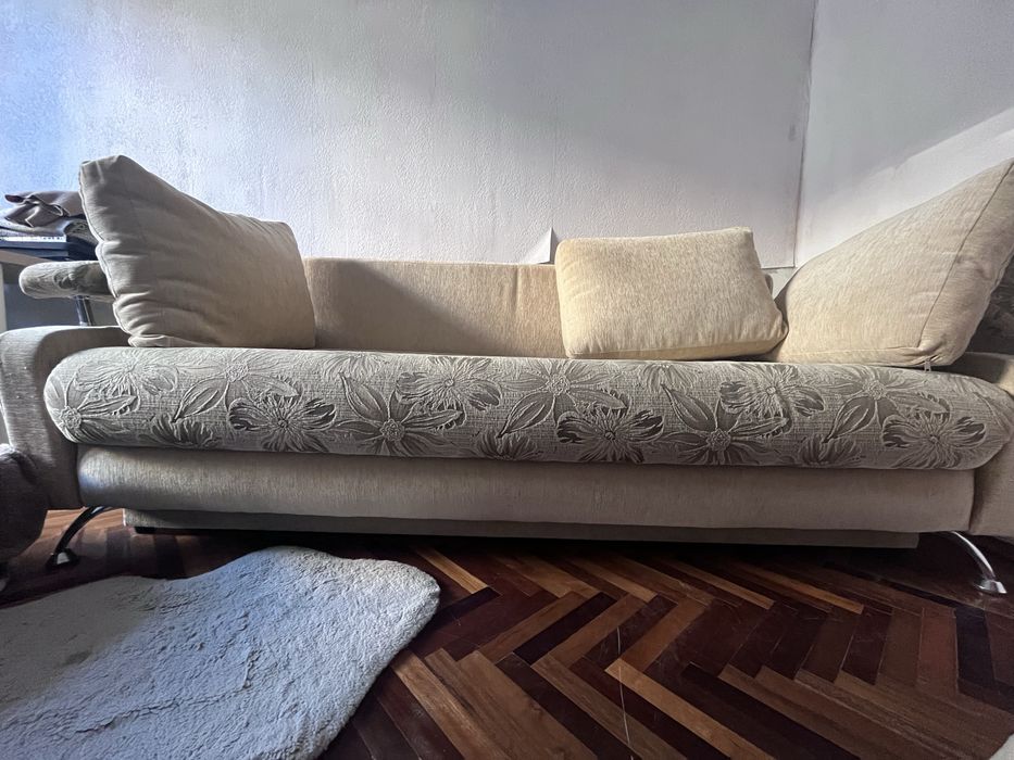 Диван бежевий розкладний. 4000 грн, самовивіз (Київ)