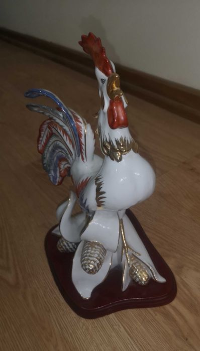 Galo com base em madeira