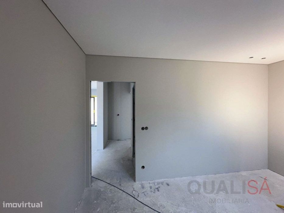 Apartamento T2 novo com logradouro e lugar de garagem em Ferreiros ...