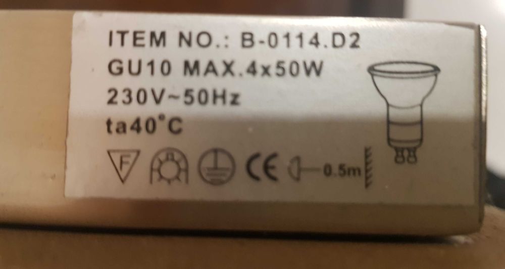 candeeiro de tecto com 4 focos direcionais pronto a ser usado