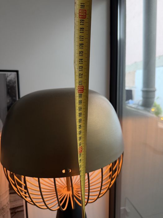 Candeeiro de pé com cupula dourada