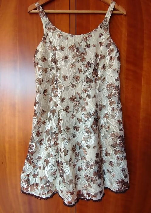 Vestido curto de renda.