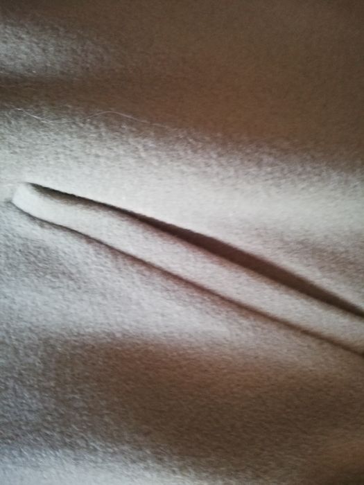 Capa em la, comprida, toda debruçada a pele verdadeira no mesmo tom pi