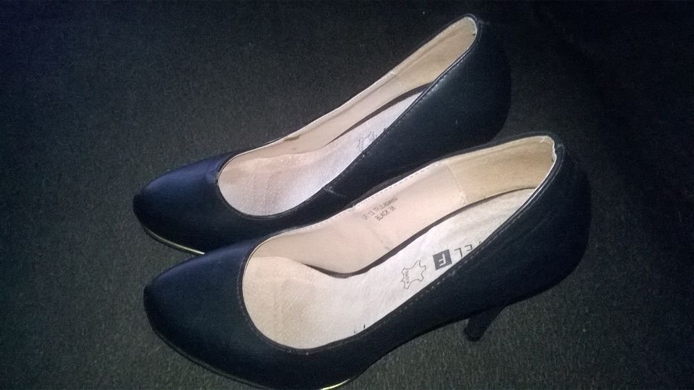 Skórzane szpilki na platformie 39