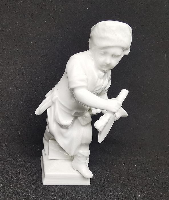 Figurka Porcelana KPM Berlin XIX w Mężczyzna z Toporem UNIKAT