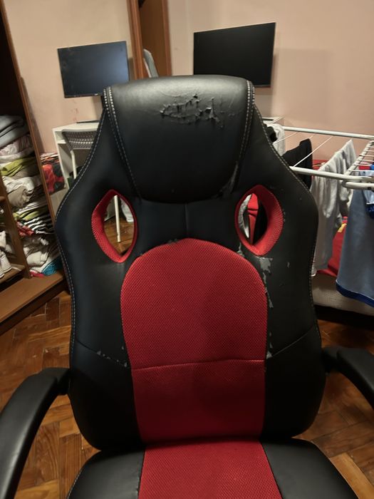 Cadeira gamer/secretária preta e vermelha – usada