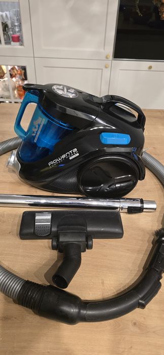 Mocny bezworkowy odkurzacz firmy ROWENTA Compact Power o mocy 1800W.