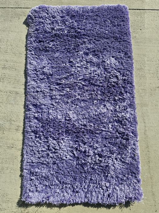 Ceiling-mounted carpet