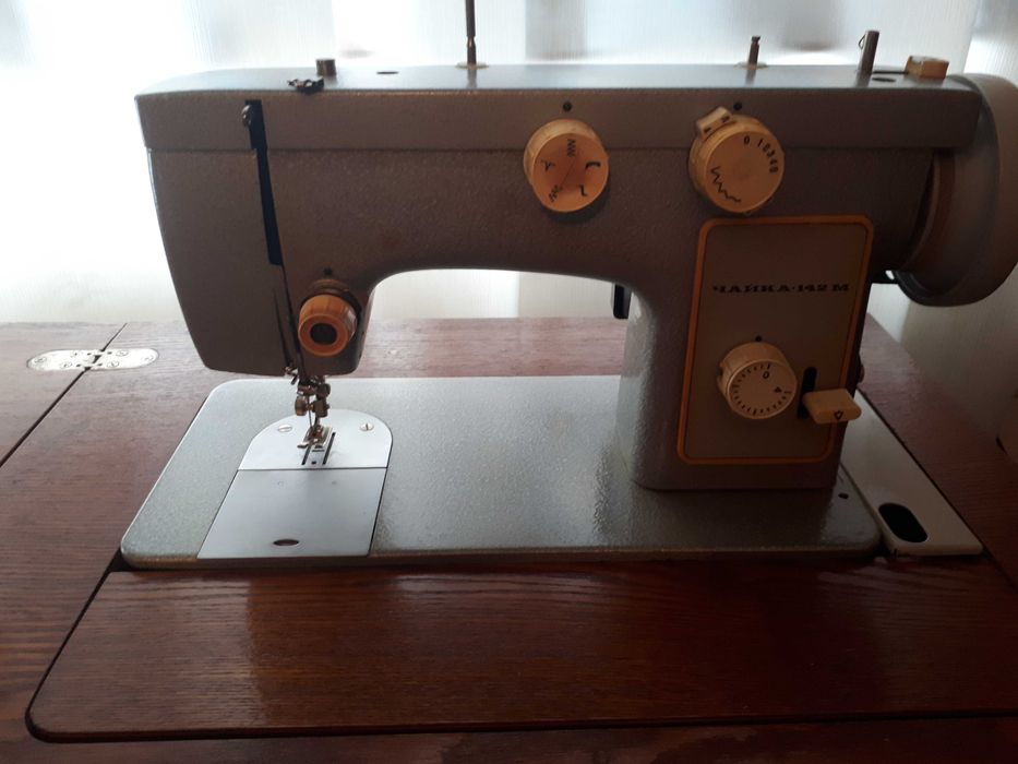Швейная машинка Чайка М142 с тумбой