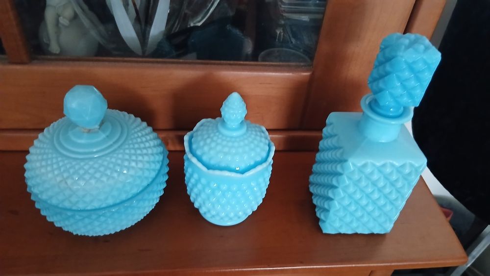 Objetos anos 60 - frasco de perfume e duas taças com tampa