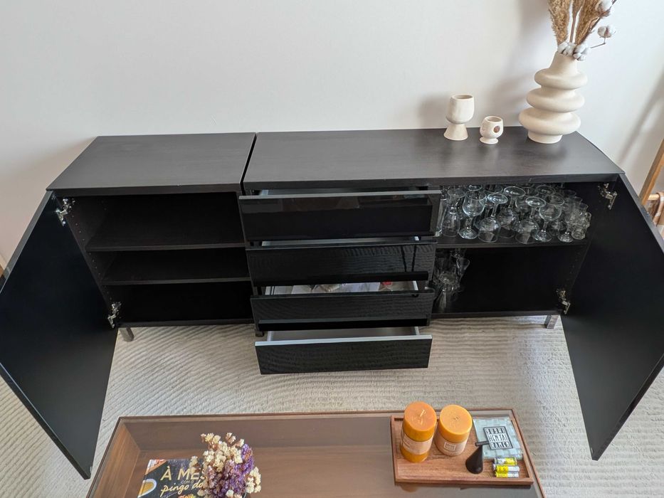 Aparador IKEA BESTÅ preto com pés - 180 cm