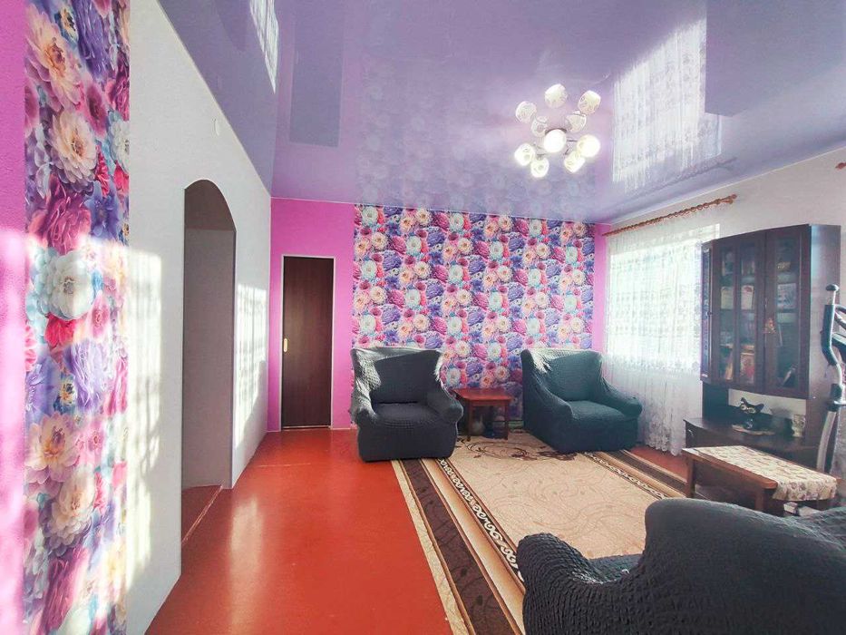 Продам цегляний будинок у центрі Дергачів з частковим ремонтом.