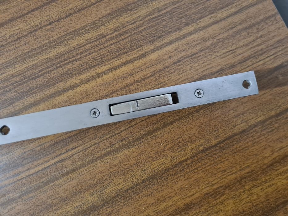 Fechadura multiponto de embutir

Sem maçaneta nem cilindro/canh