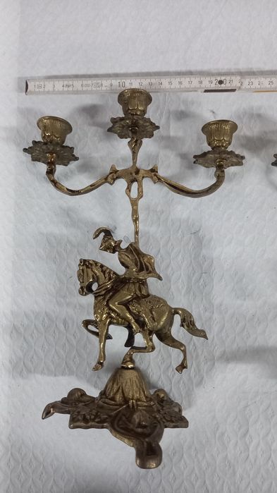 Par de Candelabros Vintage em Latão – Cavaleiro Medieval a Cavalo (3 Velas)